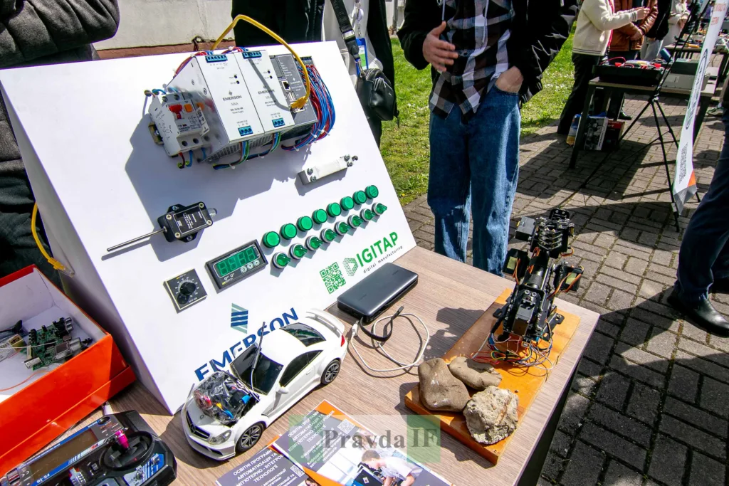 Стенд з робототехнікою та електронікою на виставці