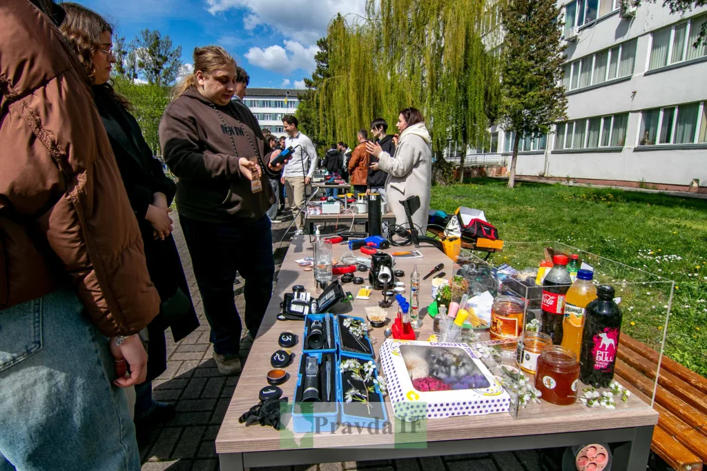 Люди на ярмарку біля університету навесні