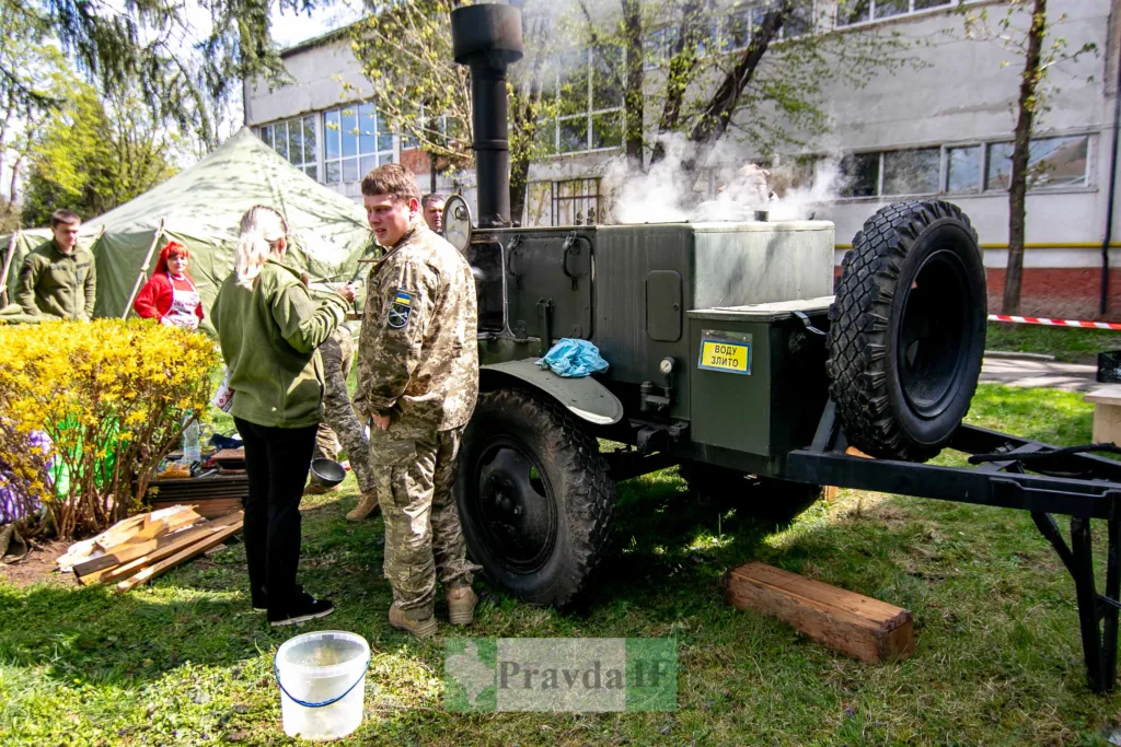 Військові біля польової кухні на вулиці