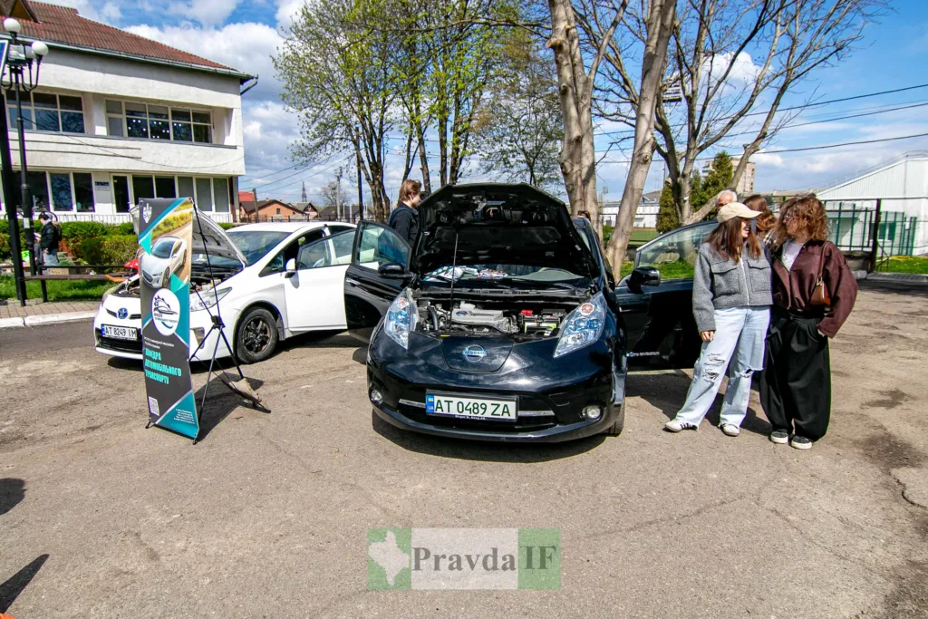 Виставка електромобілів на вулиці з відвідувачами