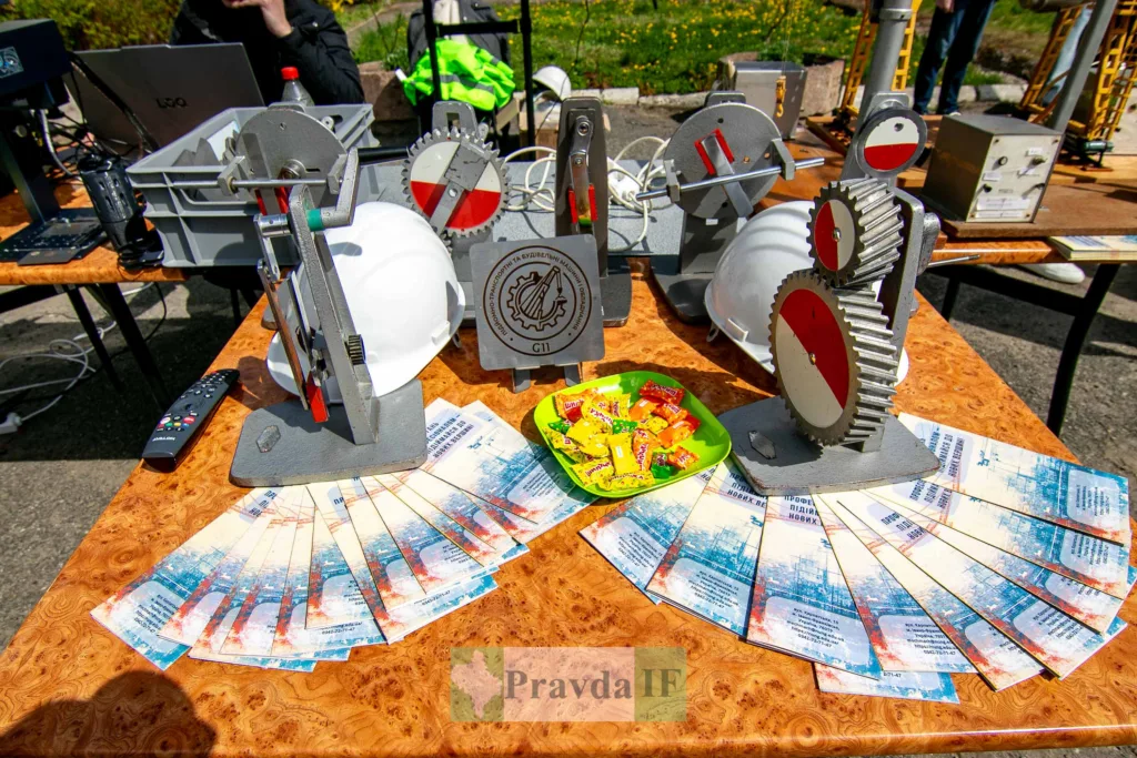 Механічні моделі та шоломи на виставковому столі