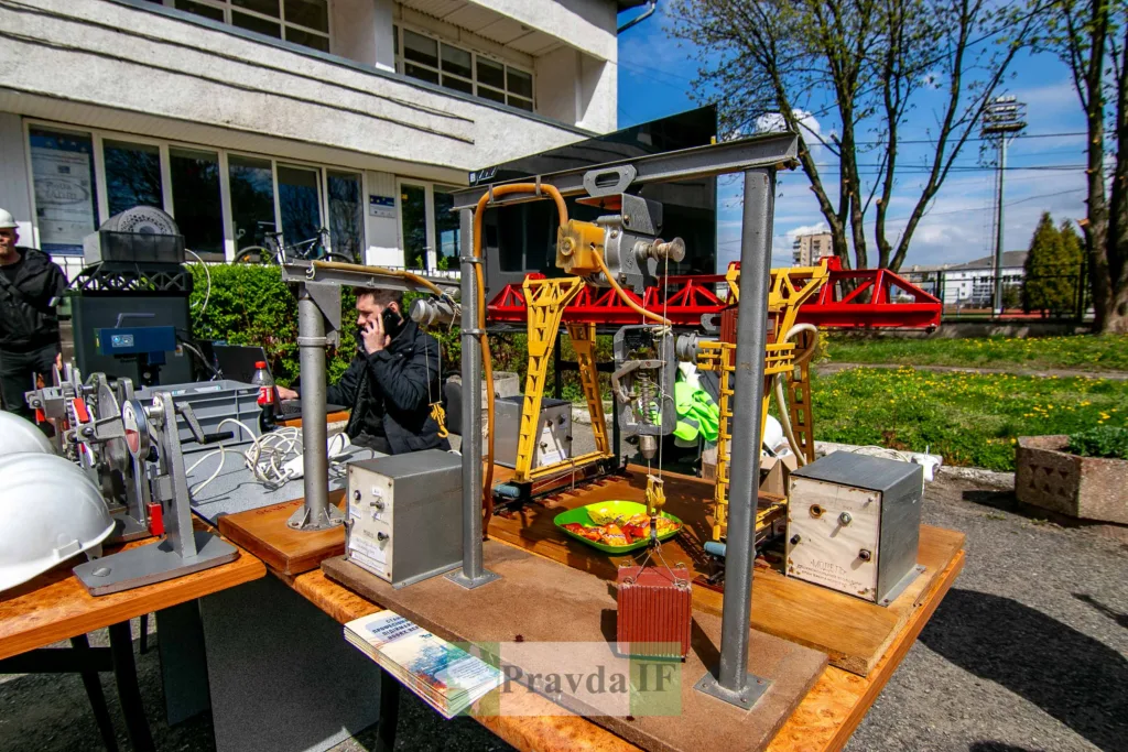 Макет будівельного крана на вулиці перед університетом