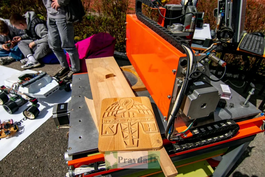 Учні працюють із фрезерним верстатом та роботами