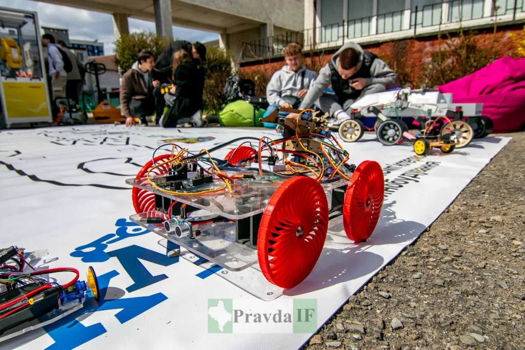 Студенти демонструють роботів на відкритому заході