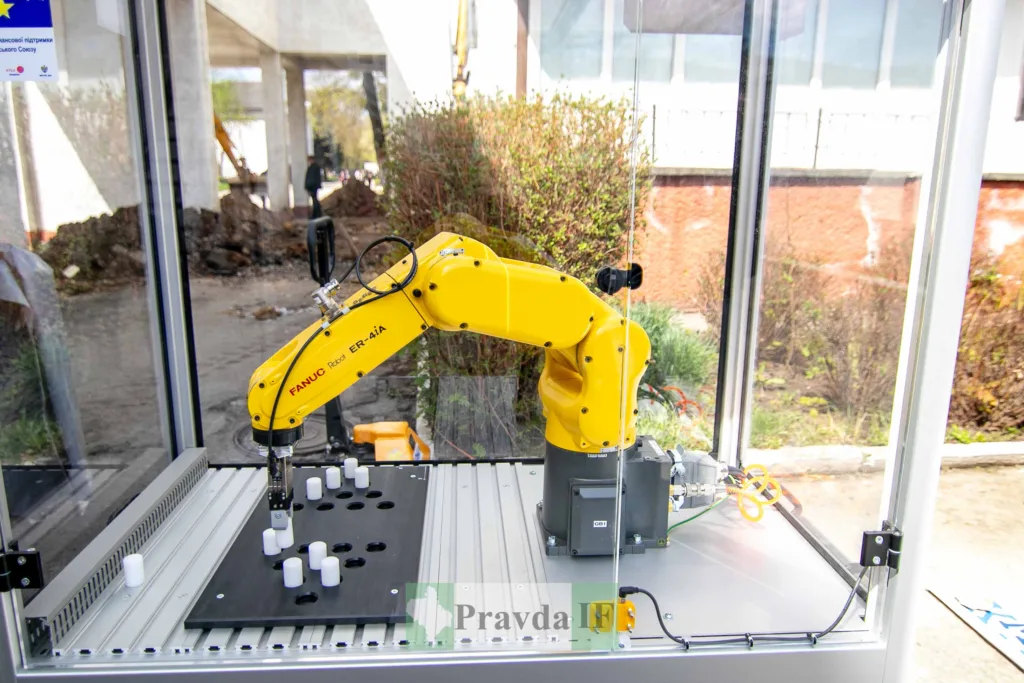 Жовтий робот-маніпулятор Fanuc у лабораторії