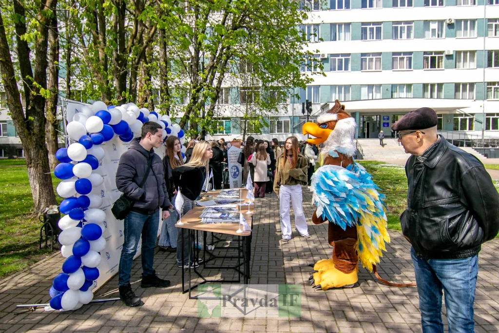 Студенти біля університетського стенду на свіжому повітрі