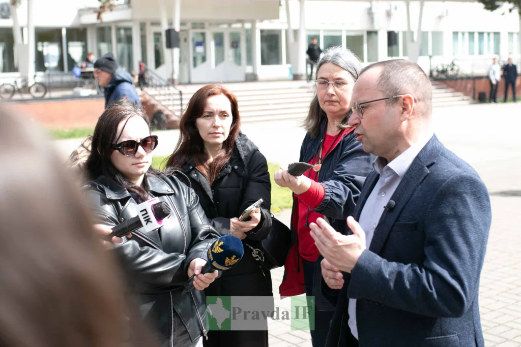 Інтерв'ю журналістів з чоловіком на вулиці