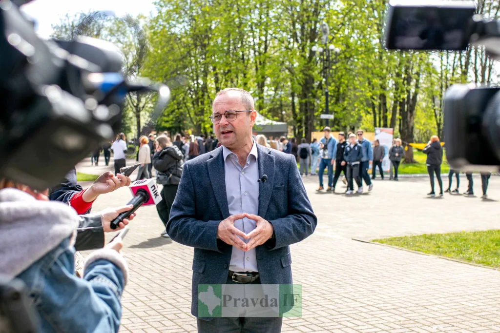 Чоловік дає інтерв’ю журналістам у парку