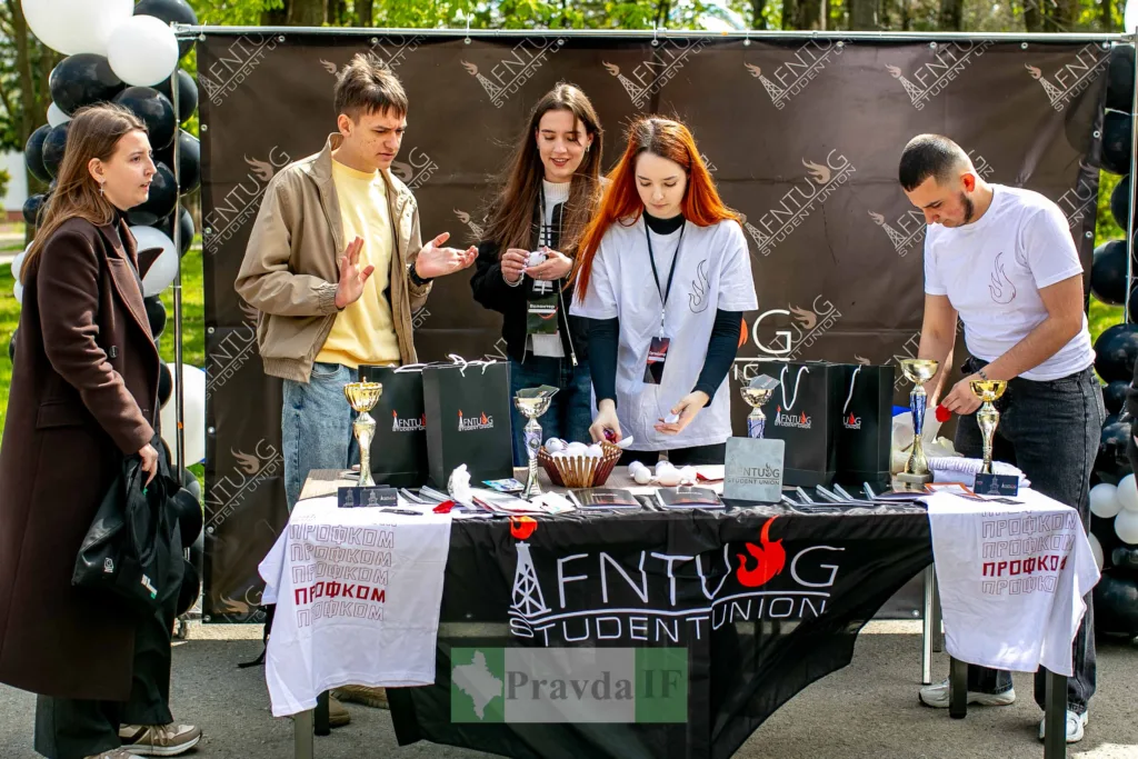 Студенти організовують захід біля столу університету