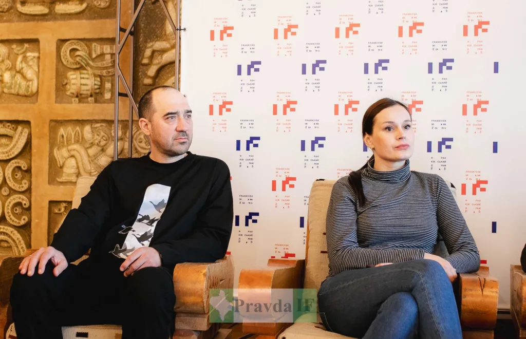 Двоє людей на конференції Івано-Франківськ Форум