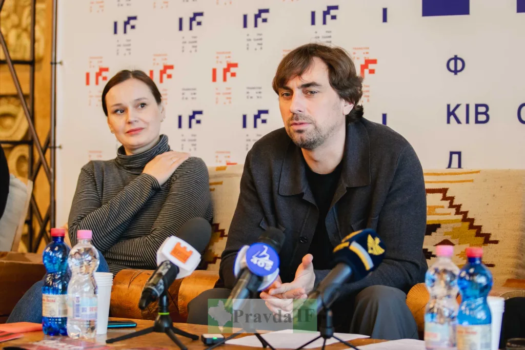 Пресконференція у Івано-Франківську, двоє спікерів за столом