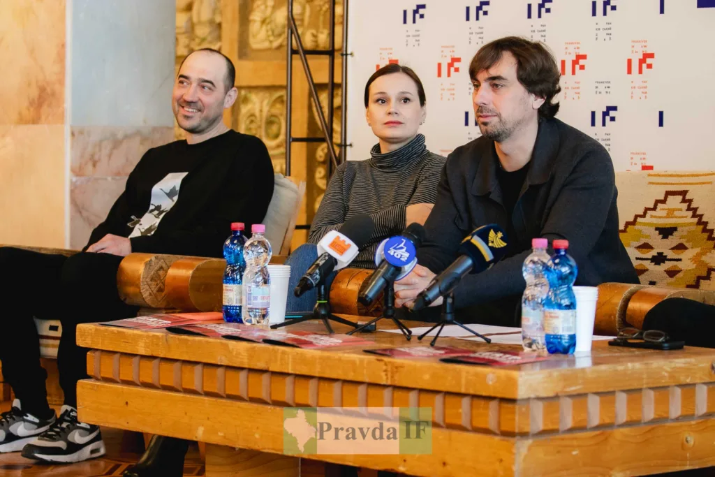 Пресконференція з трьома учасниками за столом