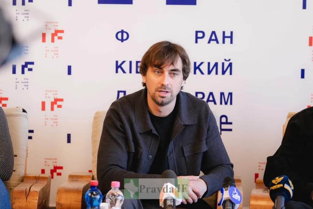 Чоловік на пресконференції Івано-Франківськ