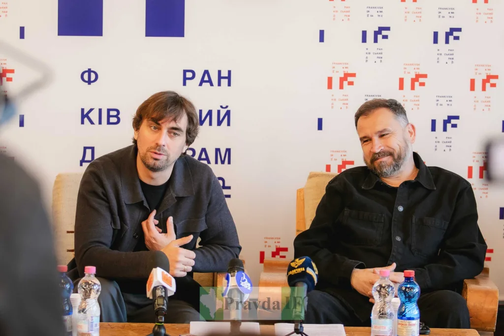 Двоє чоловіків на пресконференції у Франківську