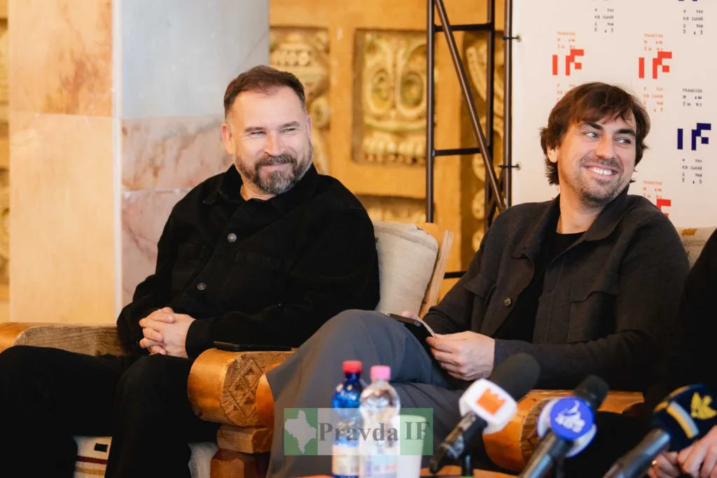 Двоє чоловіків на пресконференції у Франківську