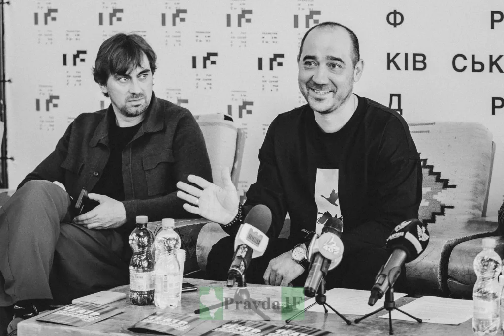 Двоє чоловіків на пресконференції у Франківську
