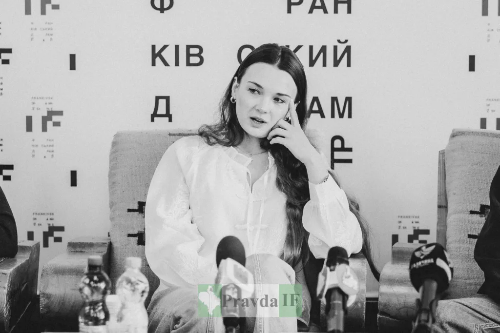 Жінка говорить на пресконференції у Києві