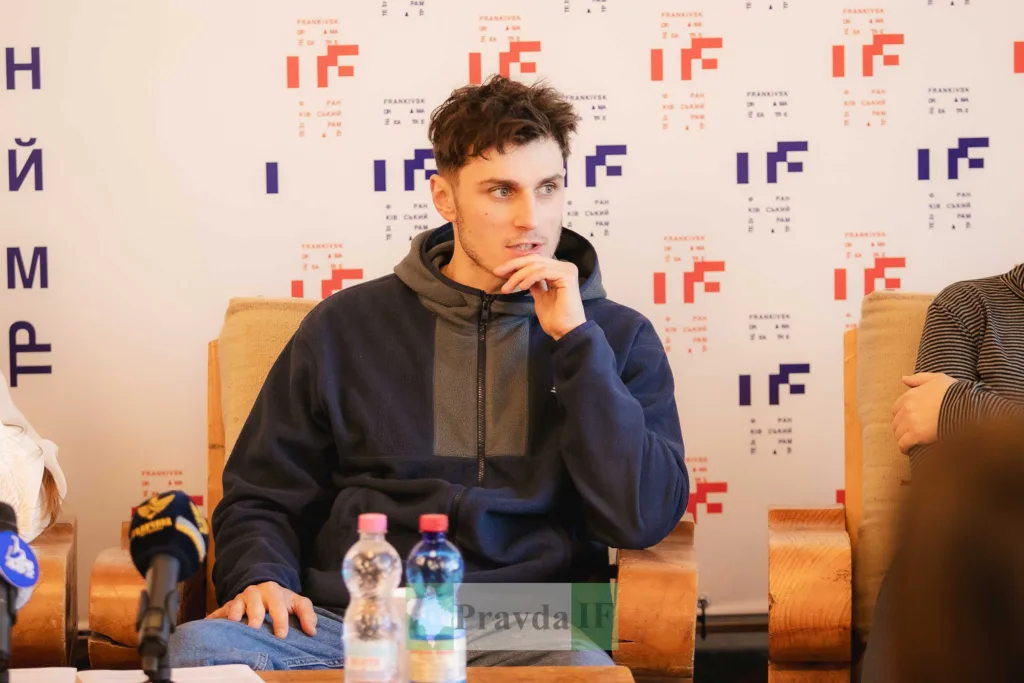 Молодий чоловік на пресконференції у Франківську