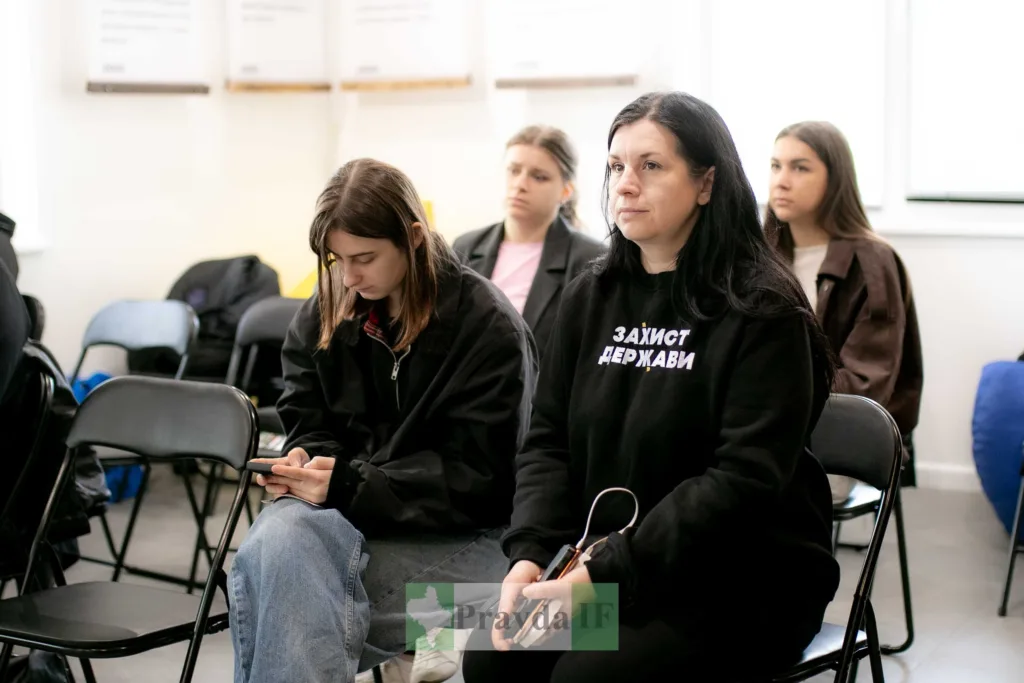 Люди слухають лекцію у навчальній аудиторії