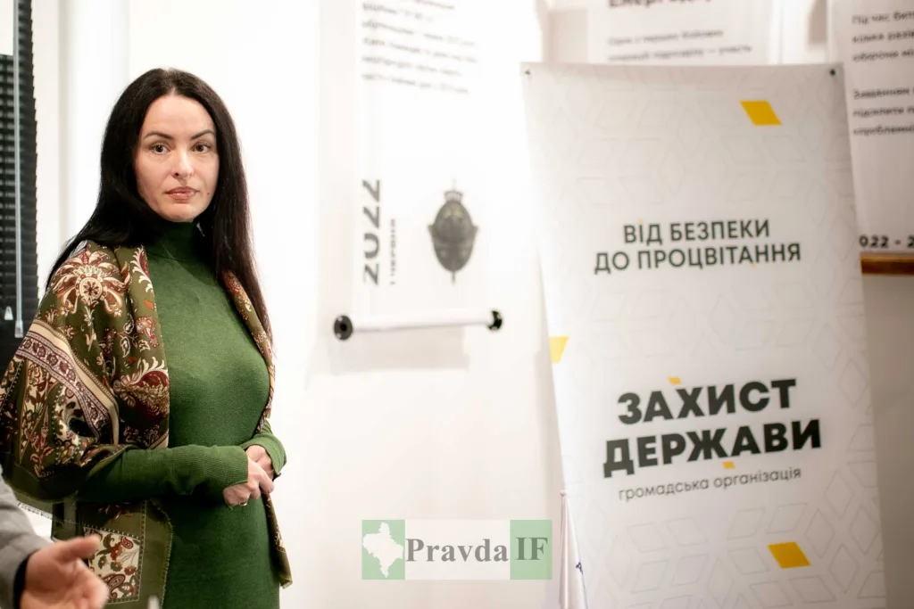 Жінка біля стенду громадської організації Захист Держави