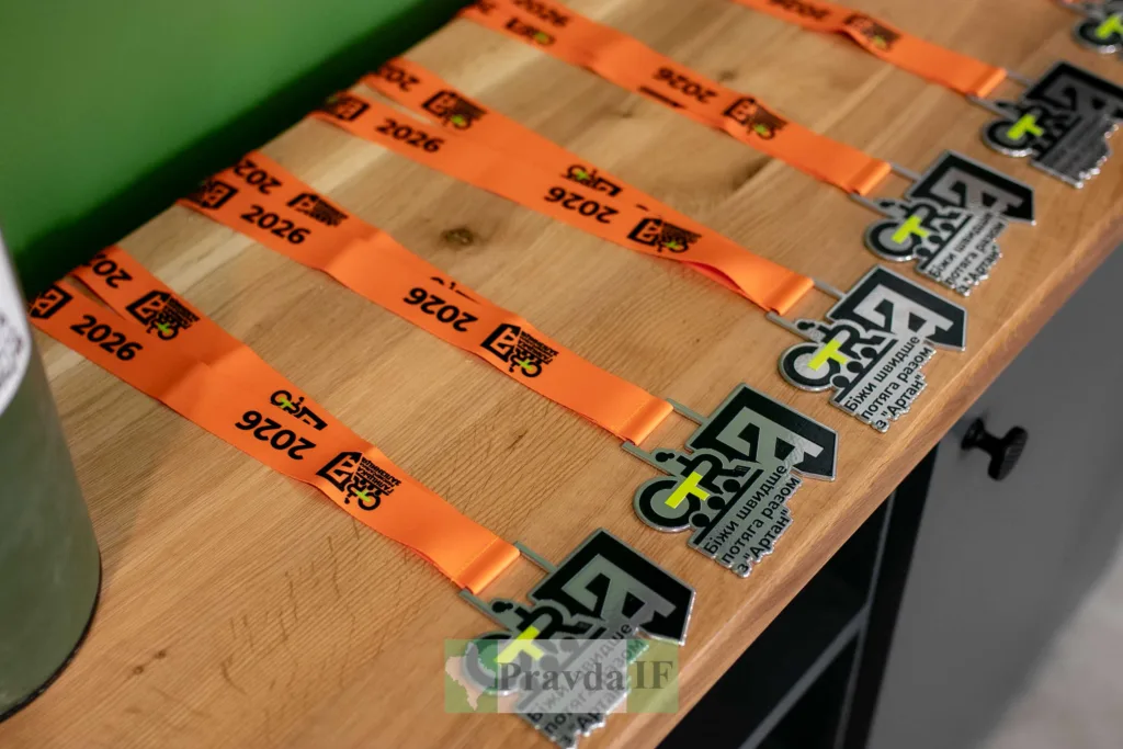 Медалі забігу 2026 з помаранчевими стрічками