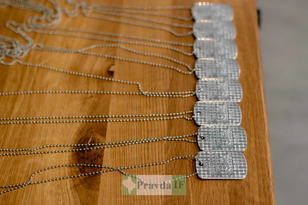 Військові жетони на дерев'яному столі