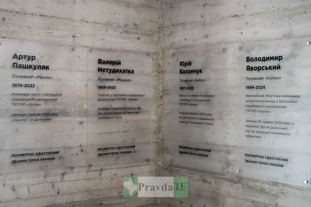 Меморіальні таблички Героїв України на стіні