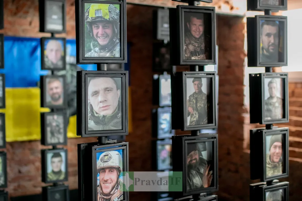 Фотографії українських військових у меморіалі