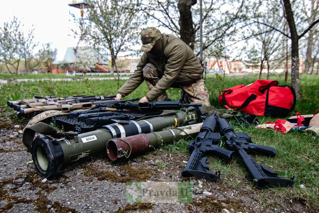 Військовий готує зброю на відкритому повітрі