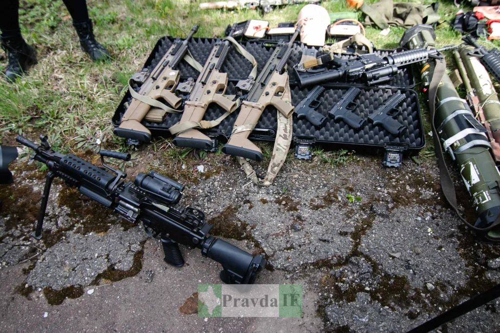 Виставлене військове озброєння на землі