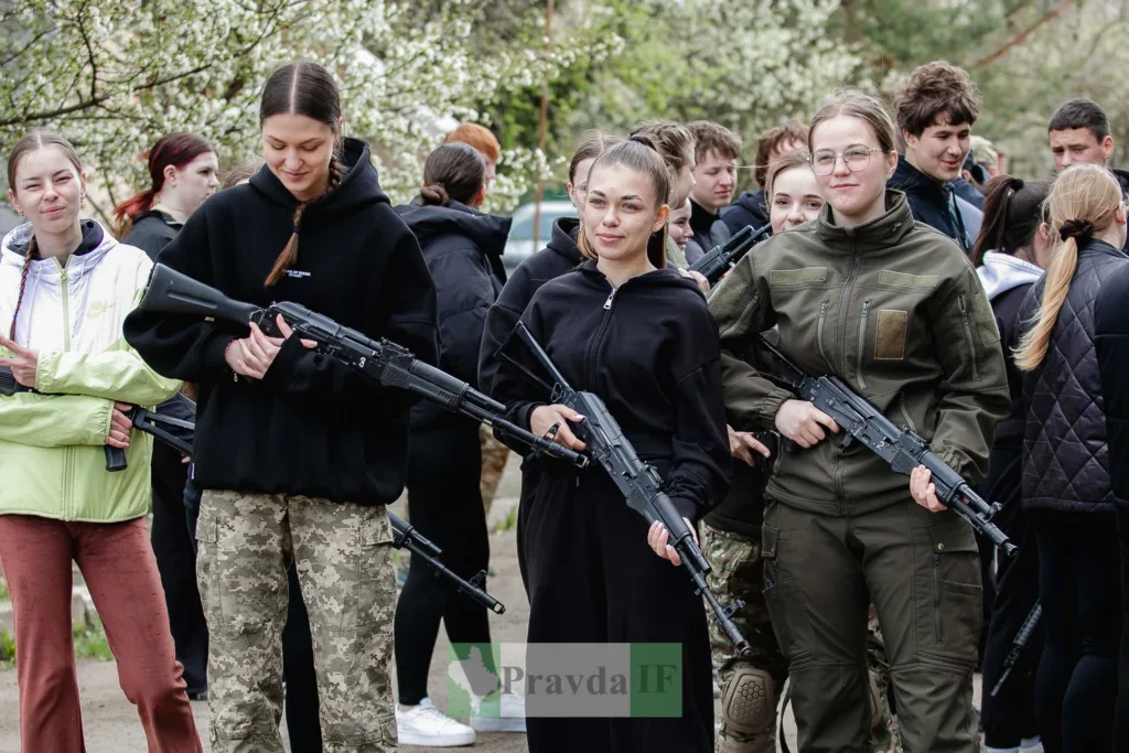 Молодь на військовому тренуванні з автоматами