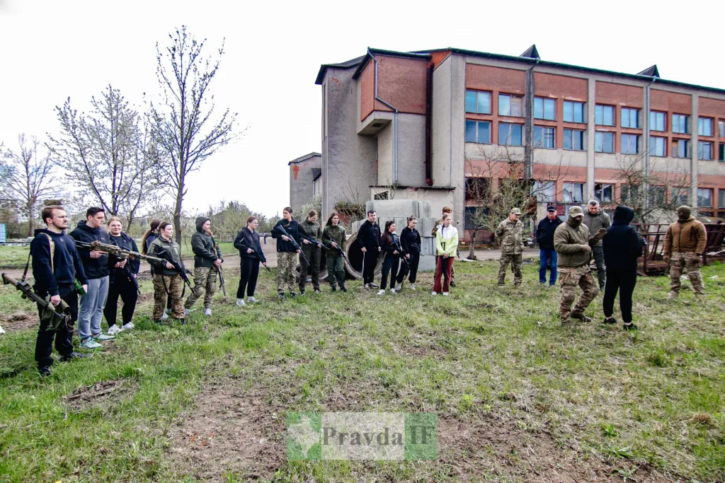 Військове навчання групи людей біля будівлі
