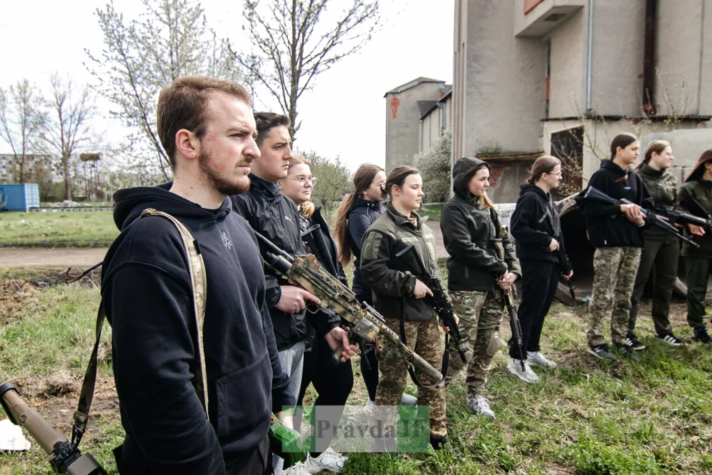 Група військових проходить тренування на відкритому повітрі