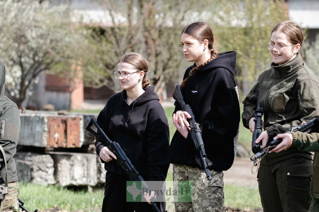 Жінки з автоматами на військовому тренуванні