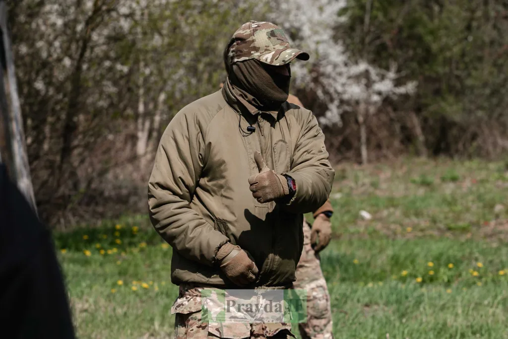 Військовий у камуфляжі показує жест схвалення