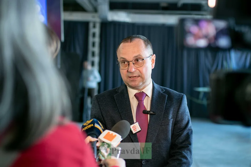 Чоловік дає інтерв'ю журналістам на події