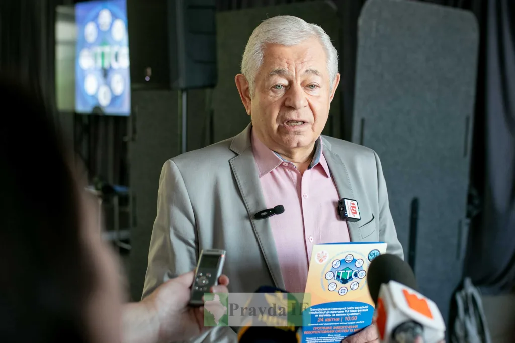 Чоловік дає інтерв'ю під час конференції