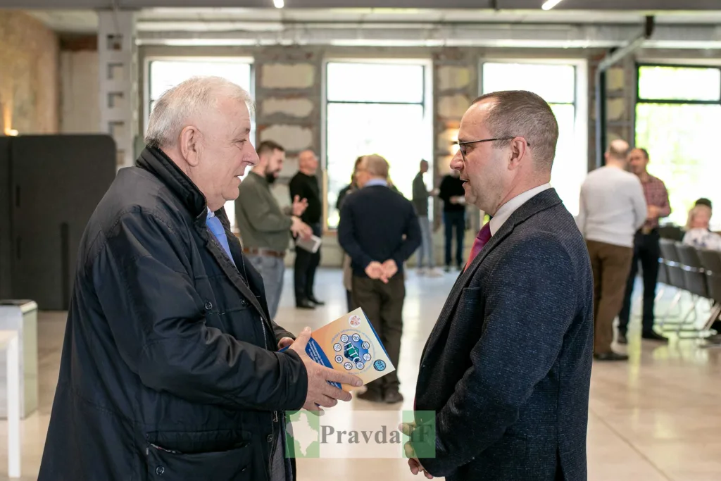 Двоє чоловіків спілкуються на діловому заході