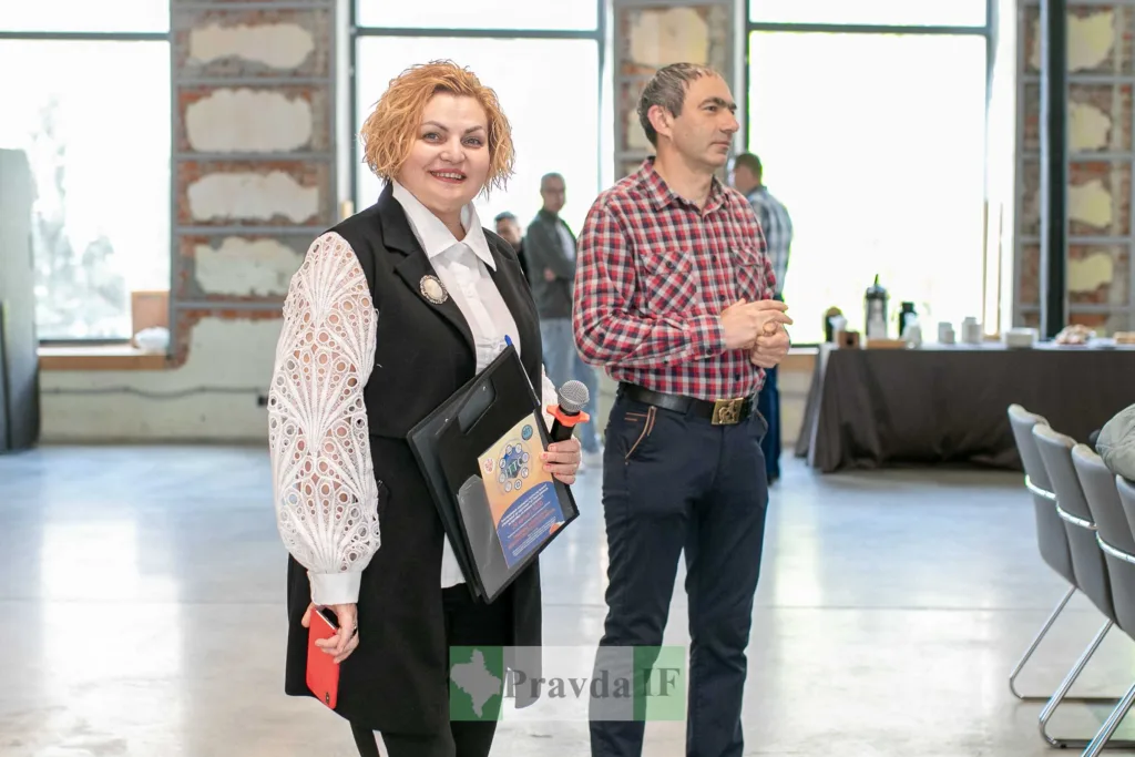 Презентація або зустріч у сучасному приміщенні