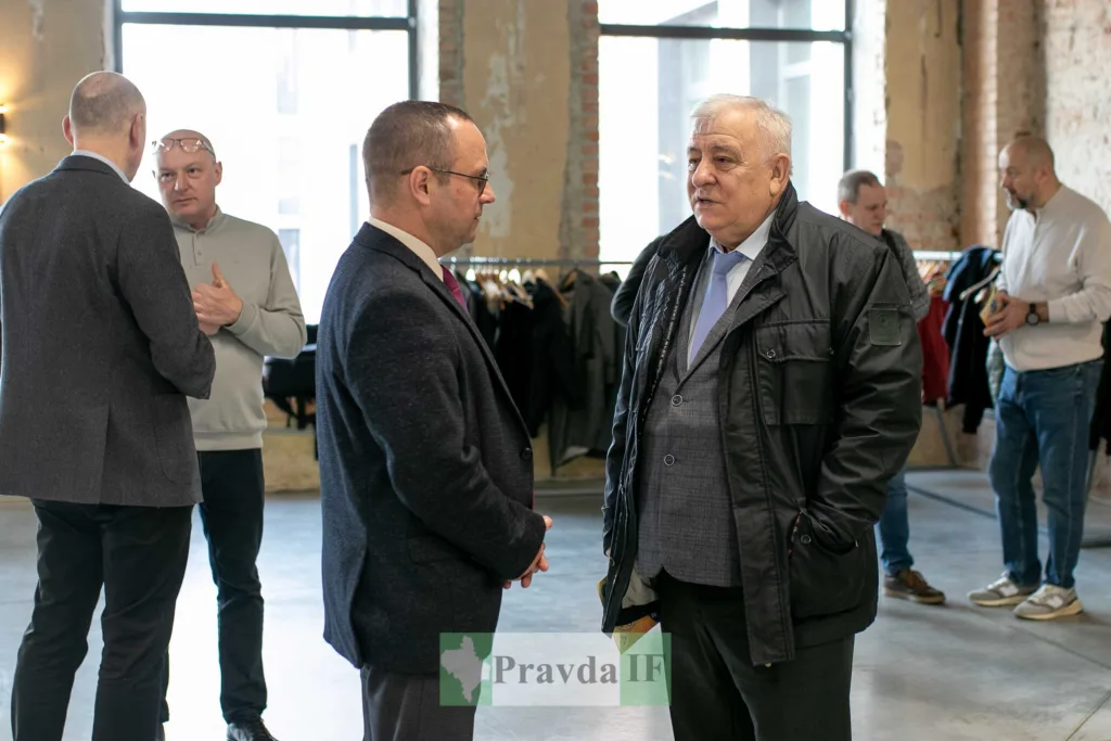 Чоловіки спілкуються на діловій зустрічі