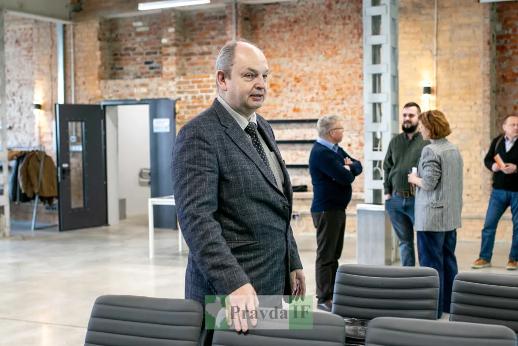 Чоловік у костюмі на діловій зустрічі