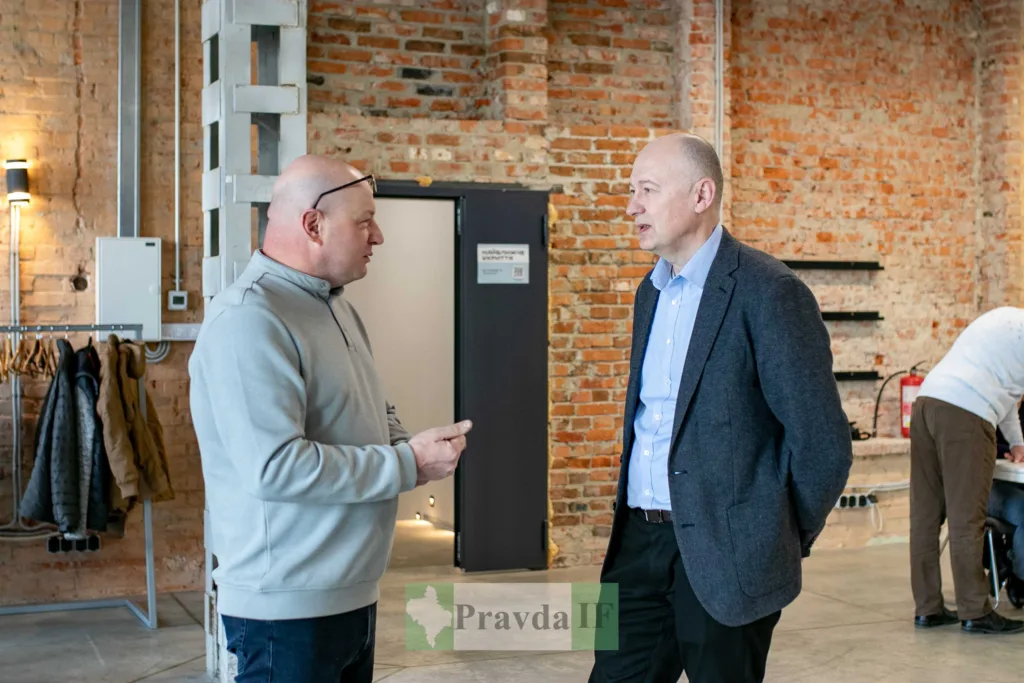 Двоє чоловіків розмовляють у сучасному офісі