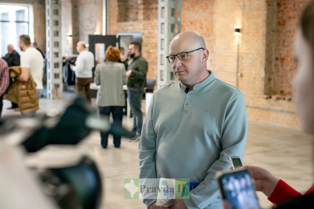 Інтерв'ю під час заходу в сучасному приміщенні