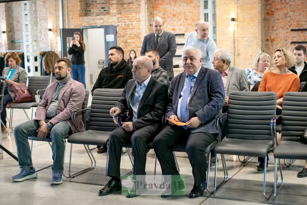 Люди сидять на конференції у сучасній залі