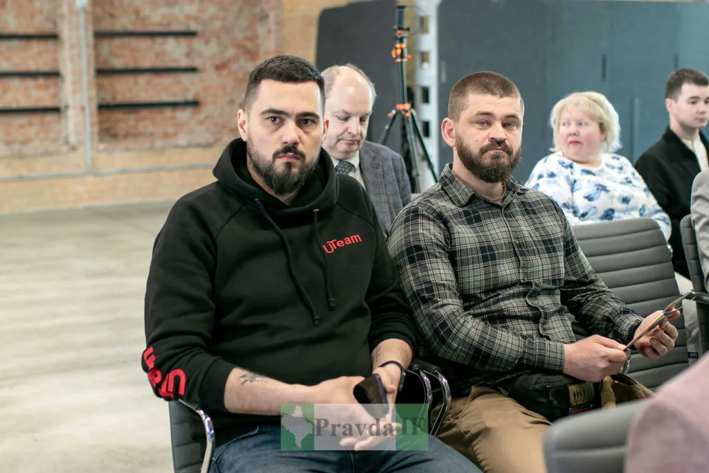 Люди сидять на конференції в офісному приміщенні