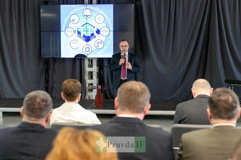 Лекція з інформаційних технологій перед аудиторією