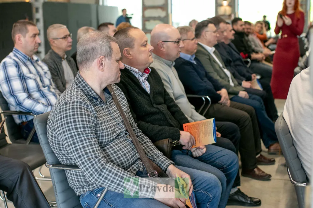 Люди слухають доповідь на бізнес-конференції