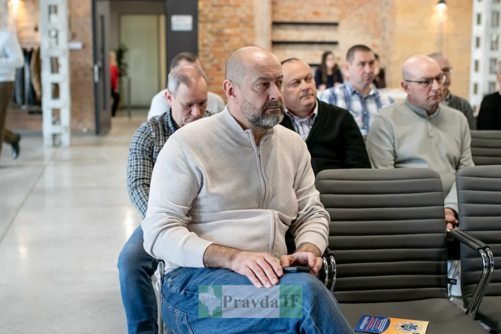 Люди слухають лекцію в сучасній залі