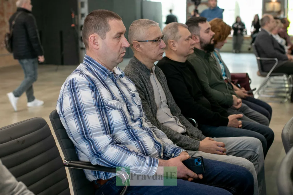 Люди сидять на конференції в залі