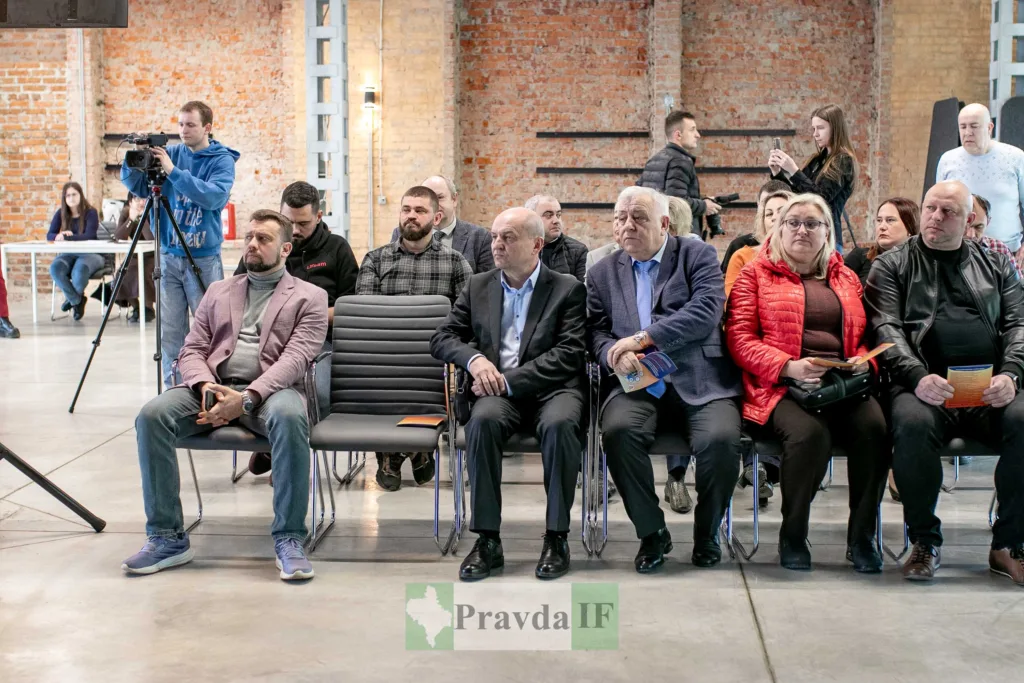 Люди на заході у сучасному конференц-залі